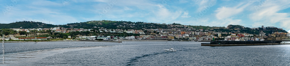 Blick von der Fähre auf den Hafen und Stadtkulisse von Pozzuoli bei Neapel Blick von der Fähre auf den Hafen und Stadtkulisse von Pozzuoli bei Neapel