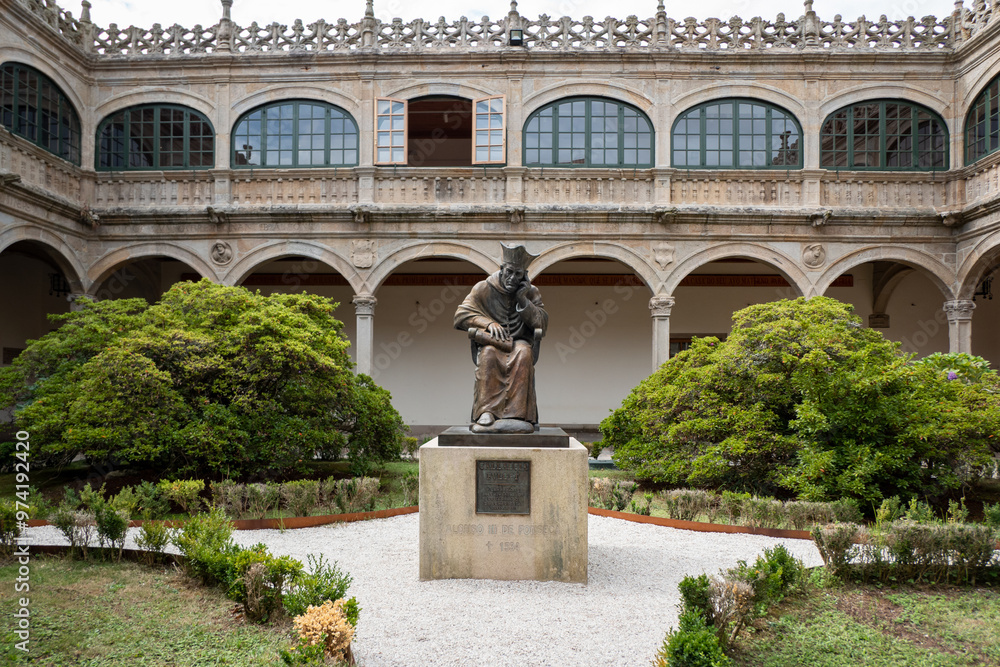 Obraz premium Estátua de Alonso III de Fonseca no Pátio do Pazo de Fonseca em Santiago de Compostela, Espanha