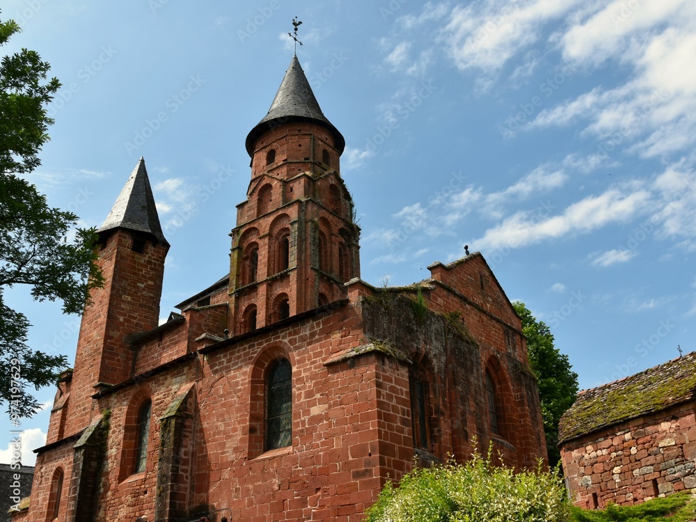l’église Saint-Pierre du village de Collonges-la-Rouge en Corrèze l’église Saint-Pierre du village de Collonges-la-Rouge en Corrèze