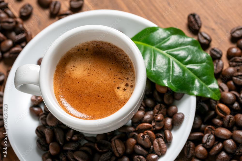 Obraz premium Tazzina di espresso italiano con chicchi di caffè 