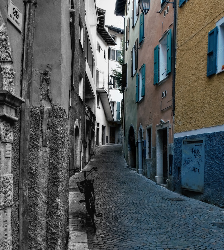 Obraz premium Camminare e fotografare la bellissima Riva del Garda Italia in bianco e nero con zone colorate