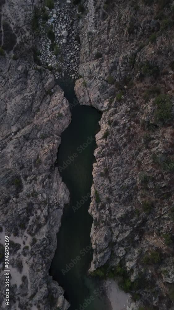 Kaskaden der korsischen Bergflüsse zwischen den Felsen Kaskaden der korsischen Bergflüsse zwischen den Felsen