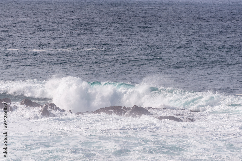 Fototapeta premium Spectacularly big waves from the pacific ocean smash into the californian coast along US highway 1.