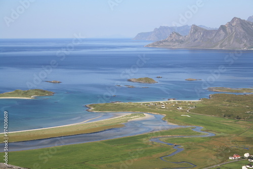 Mare azzurro artico d'estate visto dall'alto nelle Isole Lofoten in Norvegia.