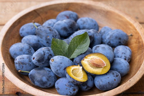 Frisch geerntete Ökologische Zwetschgen in einer Holzschale