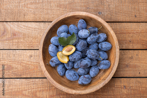 Frisch geerntete Ökologische Zwetschgen in einer Holzschale