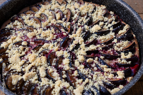 Frisch gebackener Zwetschgenkuchen mit Hefeteig und Steuseln