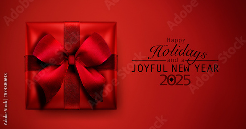 Rotes Geschenk mit Schleife vor Rotem Hintergrund mit Weihnachts- und Neujahr...