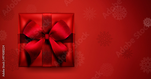 Rotes Geschenk mit Schleife vor Rotem Hintergrund