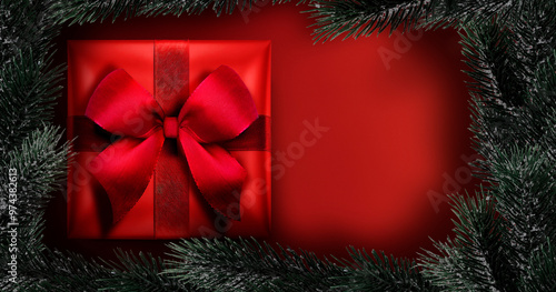 Rotes Geschenk mit Schleife vor Rotem Hintergrund