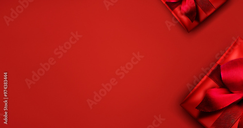 Rotes Geschenk mit Schleife vor Rotem Hintergrund