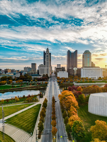 Papier peint downtown columbus ohio at dawn with a blue sunny sky and fall autumn colors on t