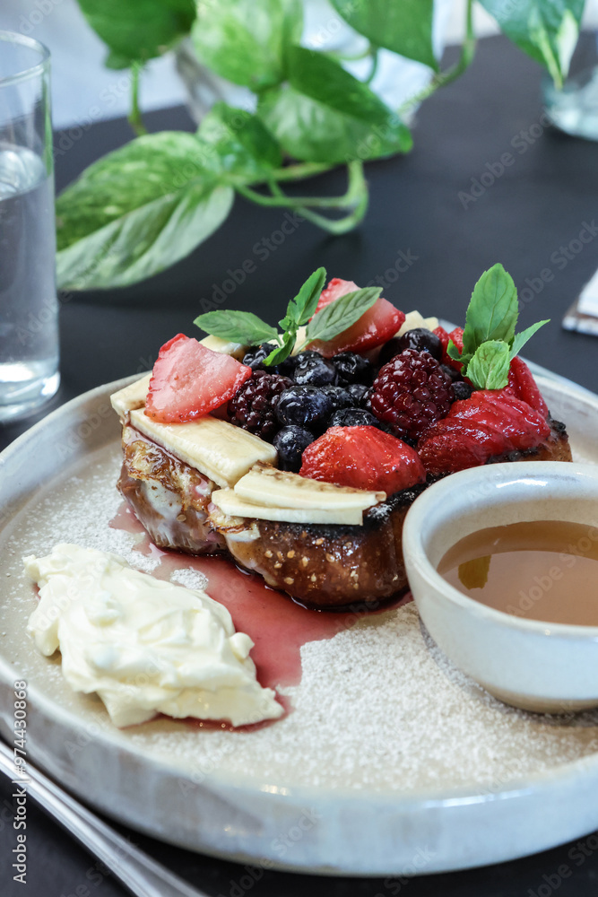 Tostada con queso, frutos rojos y miel Tostada con queso, frutos rojos y miel