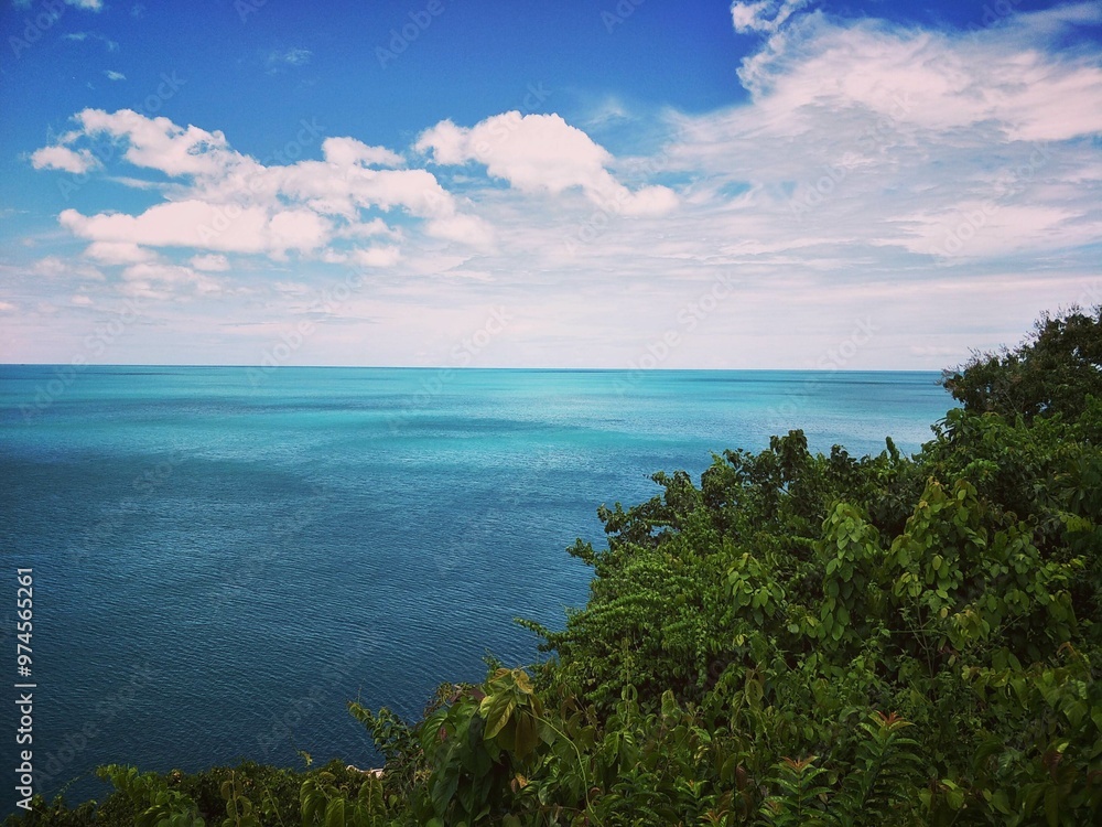 Obraz premium The image presents a breathtaking view of the ocean from a high vantage point.