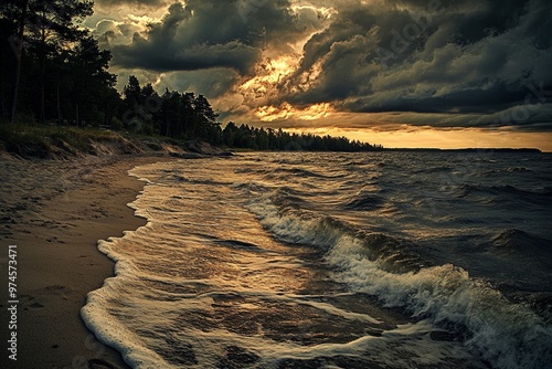 Amanecer dramático en la playa con olas llegando a la arena y cielo oscuro con nubes de tormenta