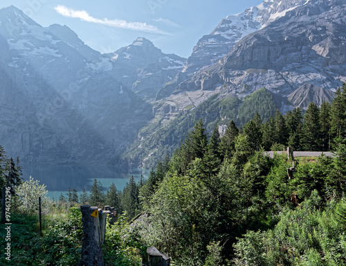 Magnifique vue panoramique sur le lac Oeschinensee et les montagnes avoisinantes photo