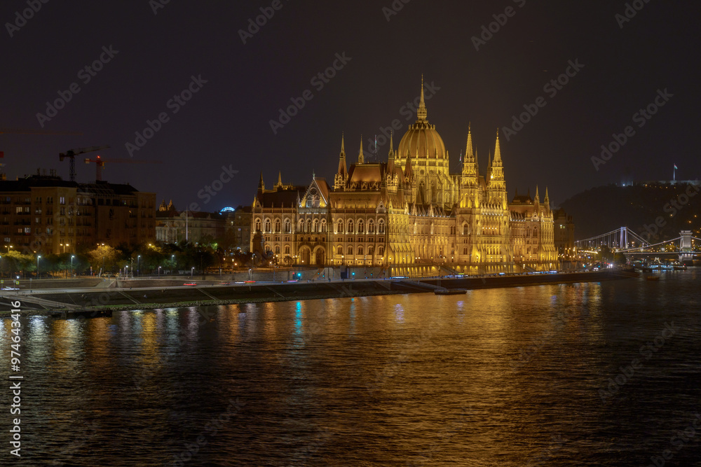 Naklejka premium Hungarian Parliament Building at Night