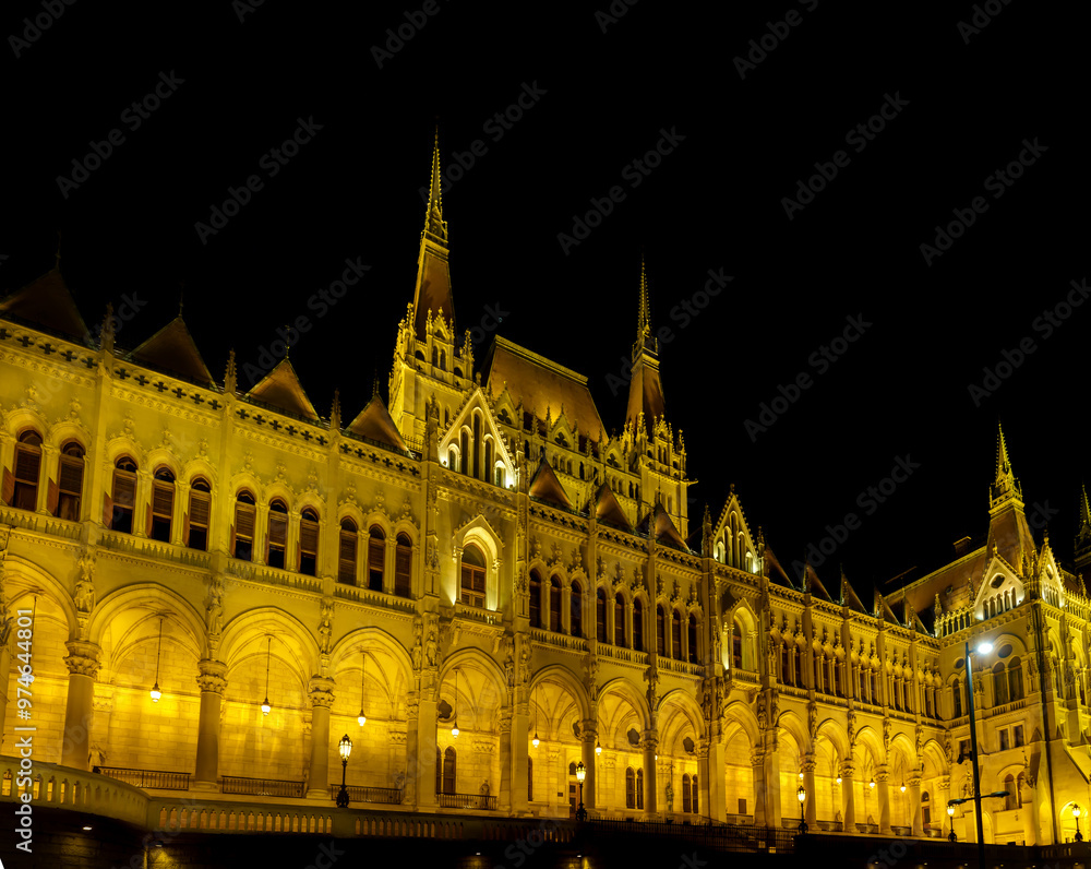Obraz premium Hungarian Parliament Building at Night