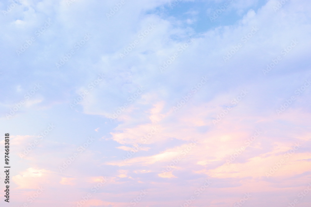 Obraz premium Soft pastel sky at dawn with gentle clouds creates a peaceful morning or evening atmosphere.