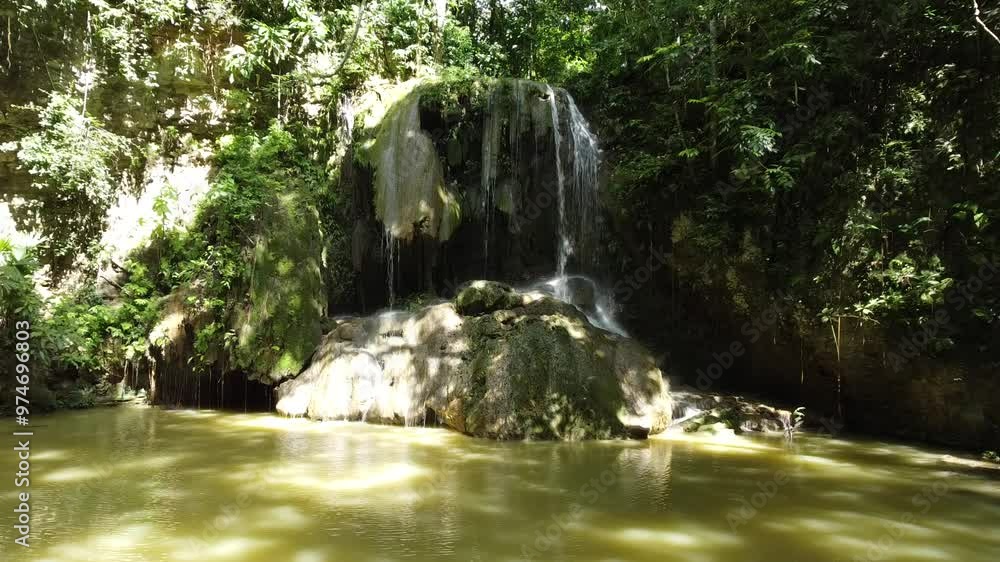 cascadas en un lago o arroyo de aguas cristalinas 
