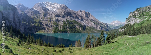 Alpages au bord du lac d'Oeschinensee en Suisse photo