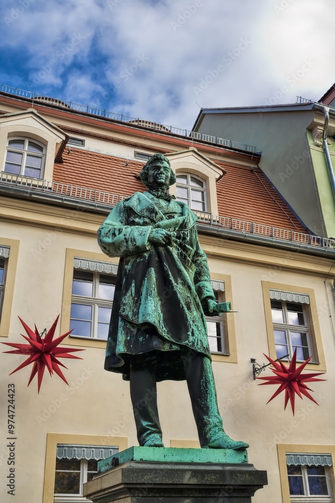 pulsnitz, deutschland - denkmal von ernst rietschel vor dem rathaus