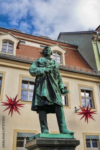 Obraz na płótnie pulsnitz, deutschland - denkmal von ernst rietschel vor dem rathaus w salonie