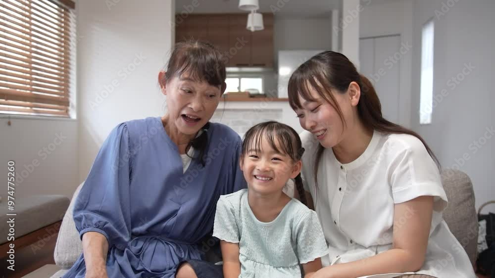 テレビを観る家族 テレビを観る家族