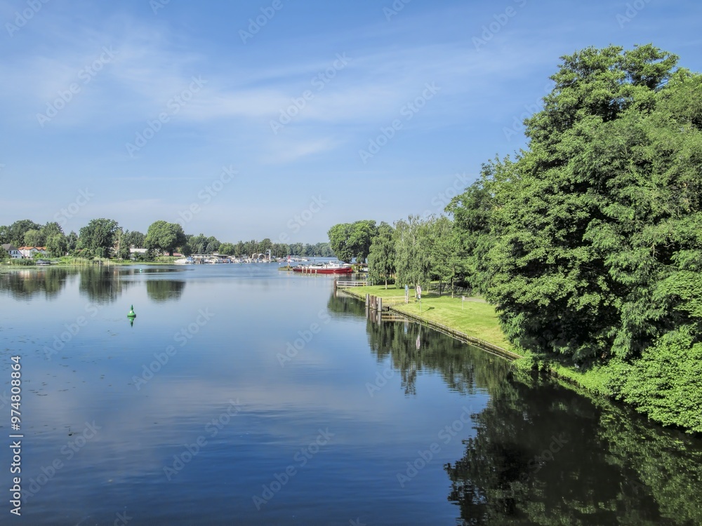erkner, deutschland - grünes ufer am dämeritzsee