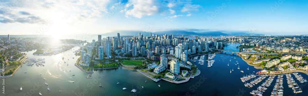 Obraz premium Canada, Vancouver 10. August 2024: Amazing Harbour of Vancouver