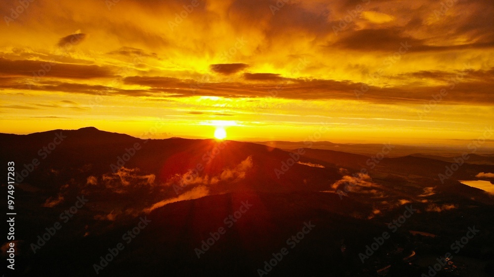 Obraz premium beautiful sunset over the mountains