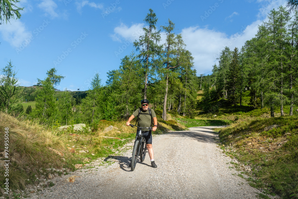 Älterer Mann fährt mit seinem E Mountainbike durch die Bikewelt Karnische Alpen in Nassfeld in Kärnten Österreich Älterer Mann fährt mit seinem E Mountainbike durch die Bikewelt Karnische Alpen in Nassfeld in Kärnten Österreich