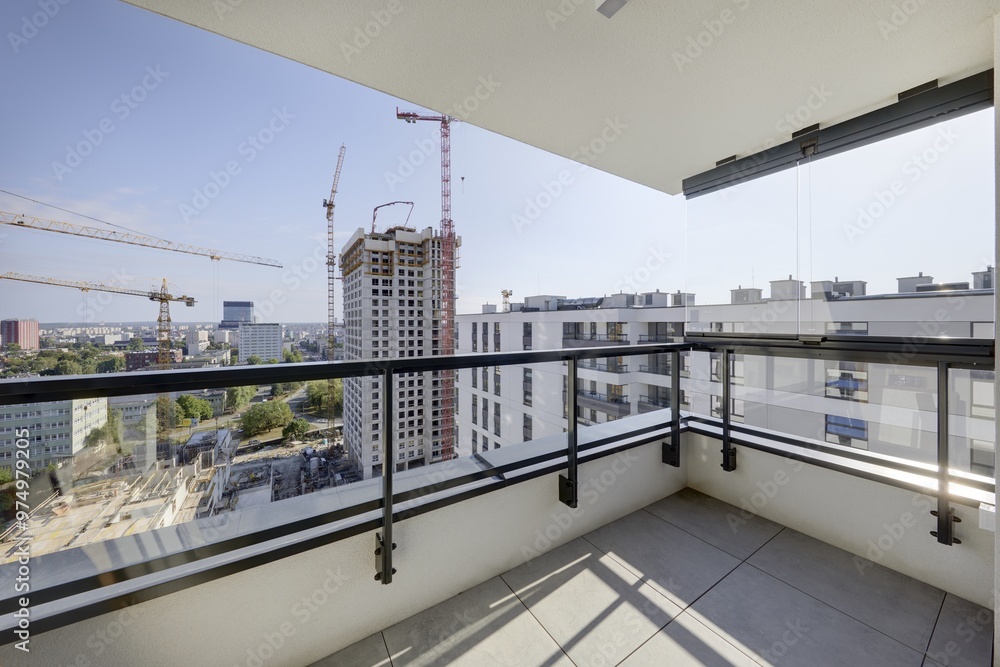 Budowa nowoczesnych apartamentowców w centrum miasta, plac budowy – widok z balkonu Budowa nowoczesnych apartamentowców w centrum miasta, plac budowy – widok z balkonu