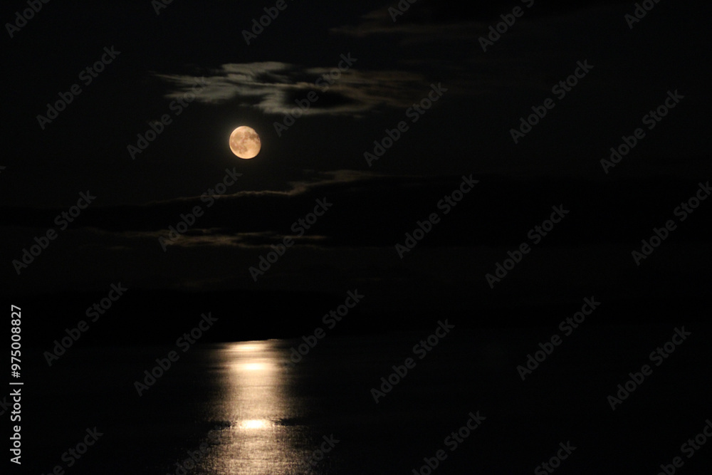 Obraz premium Full moon over the sea