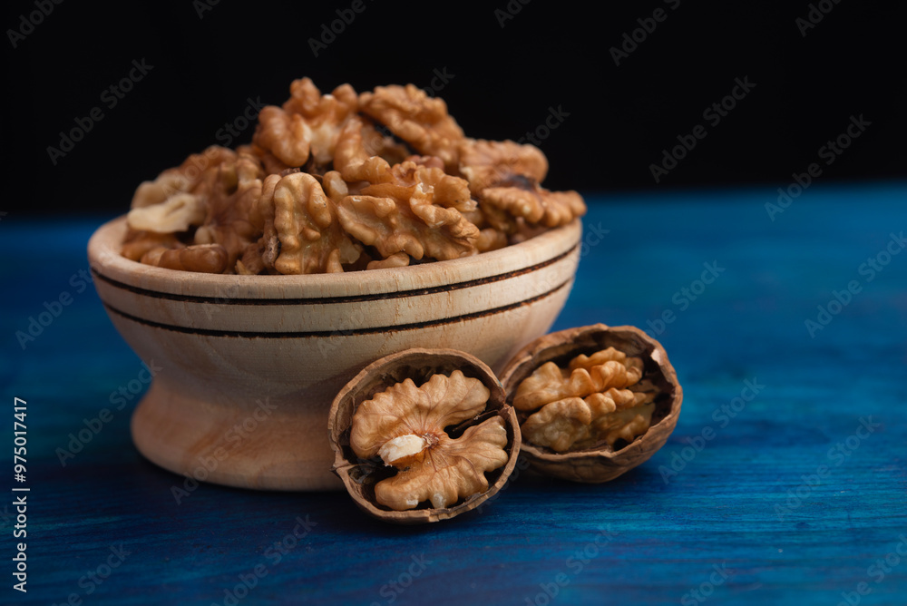 Comida. Nuez Chandler. Tazón de madera con nueces. Comida. Nuez Chandler. Tazón de madera con nueces.