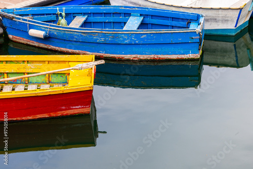 Φωτογραφία Colourful small rowboats