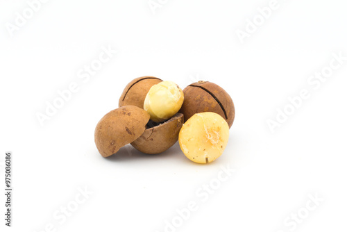 Obraz na płótnie Macadamia nuts on a white background w salonie