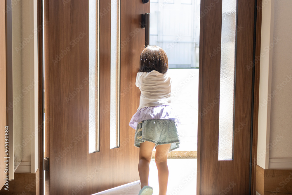 家のドアを開けている女の子(4歳、日本人