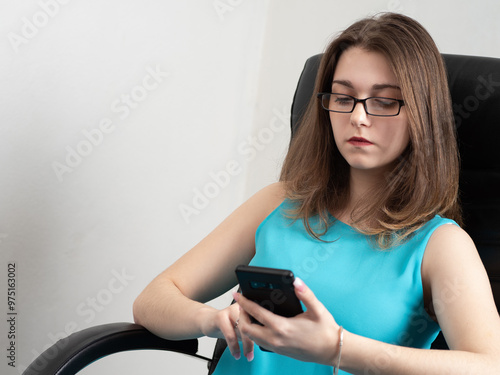 Business woman sits in leat...
