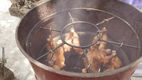 Video 4k de comida peruana, pollo al cilindro artesanal, delicioso pollo 