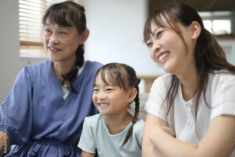 テレビを観る家族