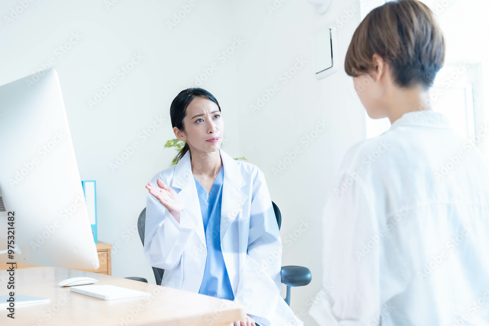 院内で真剣に診察をする医師 院内で真剣に診察をする医師