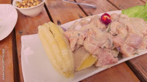 video 4k de delicioso ceviche de trucha con choclo, comida peruana