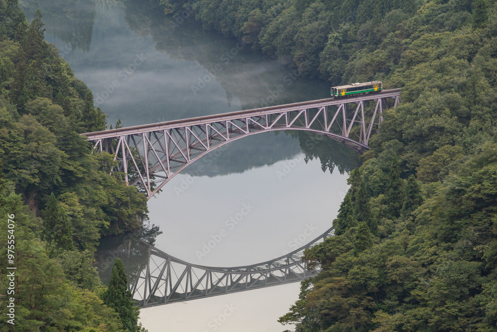 Fototapeta premium 第一只見川橋梁を渡る只見線