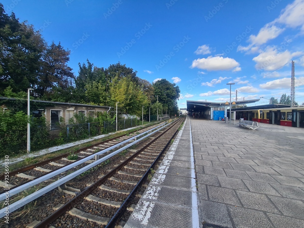 Naklejka premium Bahngleise mit blauem Himmel am Hauptbahnhof in Bernau bei Berlin