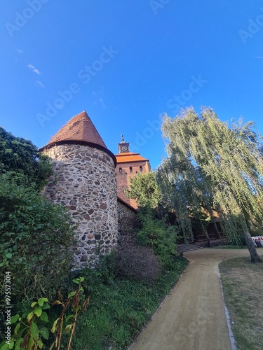 Der Külzpark in Bernau bei Berlin mit der Stadtmauer und dem  Steintor im Hintergrund photo