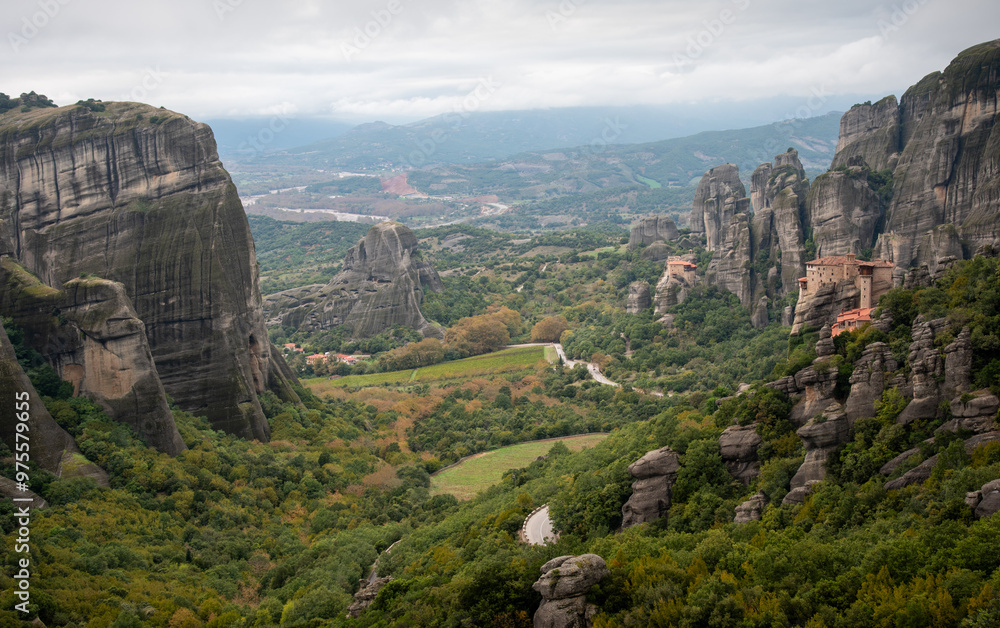 Obraz premium Monasteries at meteora kalampaka build on top of sandstone ridge. Saint barbara Rosanou monastery, kalabaka Greece