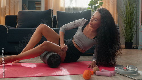 Fotografia Sporty slim Hispanic Arabian ethnic woman sport female fitness girl sportswoman
