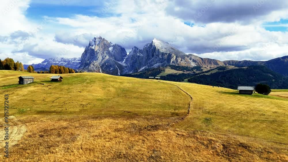 Drohnenpanorama über die einzigartige Seiser Alm in den italienischen Dolomiten Drohnenpanorama über die einzigartige Seiser Alm in den italienischen Dolomiten