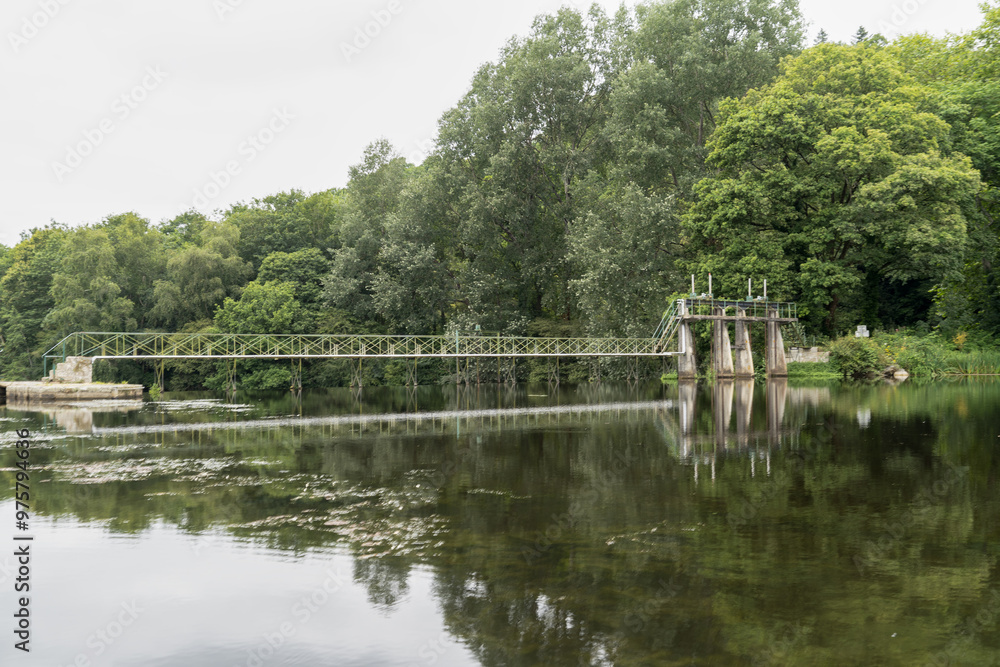 Écluse sur le Blavet, petit fleuve côtier serpentant à travers la Bretagne, offrant un cadre paisible et bucolique au cœur de la nature bretonne. Écluse sur le Blavet, petit fleuve côtier serpentant à travers la Bretagne, offrant un cadre paisible et bucolique au cœur de la nature bretonne.